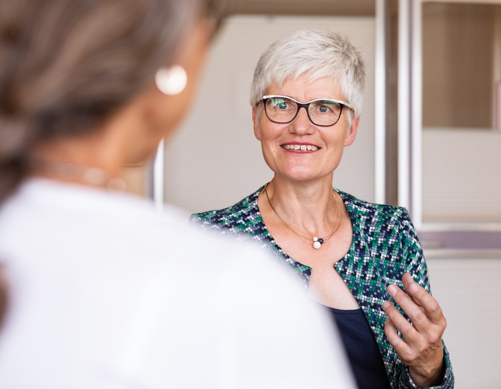 Das Foto zeigt Frau Dr. Schelte im Gespräch mit einer Patientin.