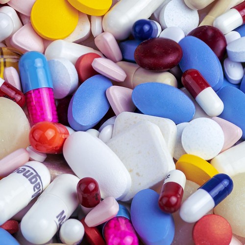 Viele bunte Tabletten und Kapseln. Bild: Pixabay