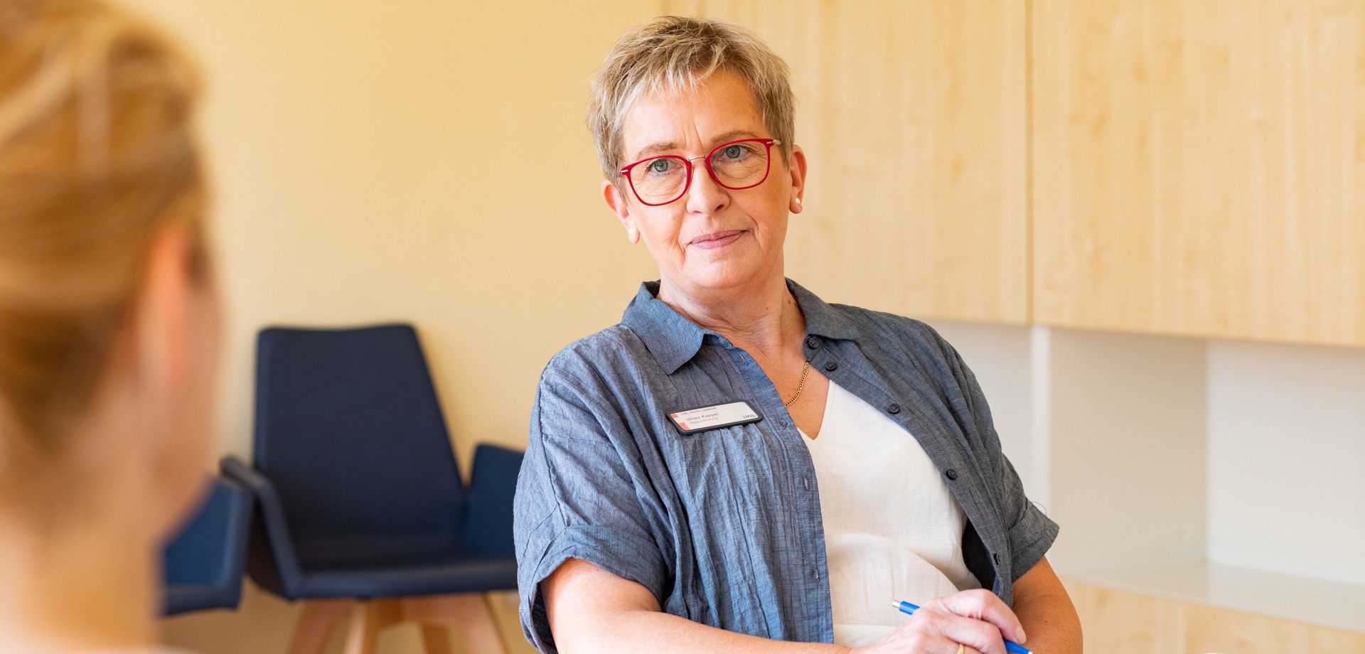 Eine Mitarbeiterin im Aufnahmegespräch.